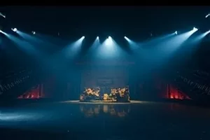 《静默电台》海报，深夜直播间里亮着的红色指示灯