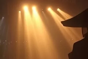 《风口以北》海报，山脊线上被风压弯的灌木