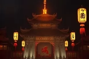 《冬泳者》海报，清晨水面上升起的热气与岸边衣物